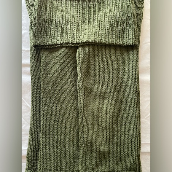 Green turtle neck sweater - Picture 5 of 7